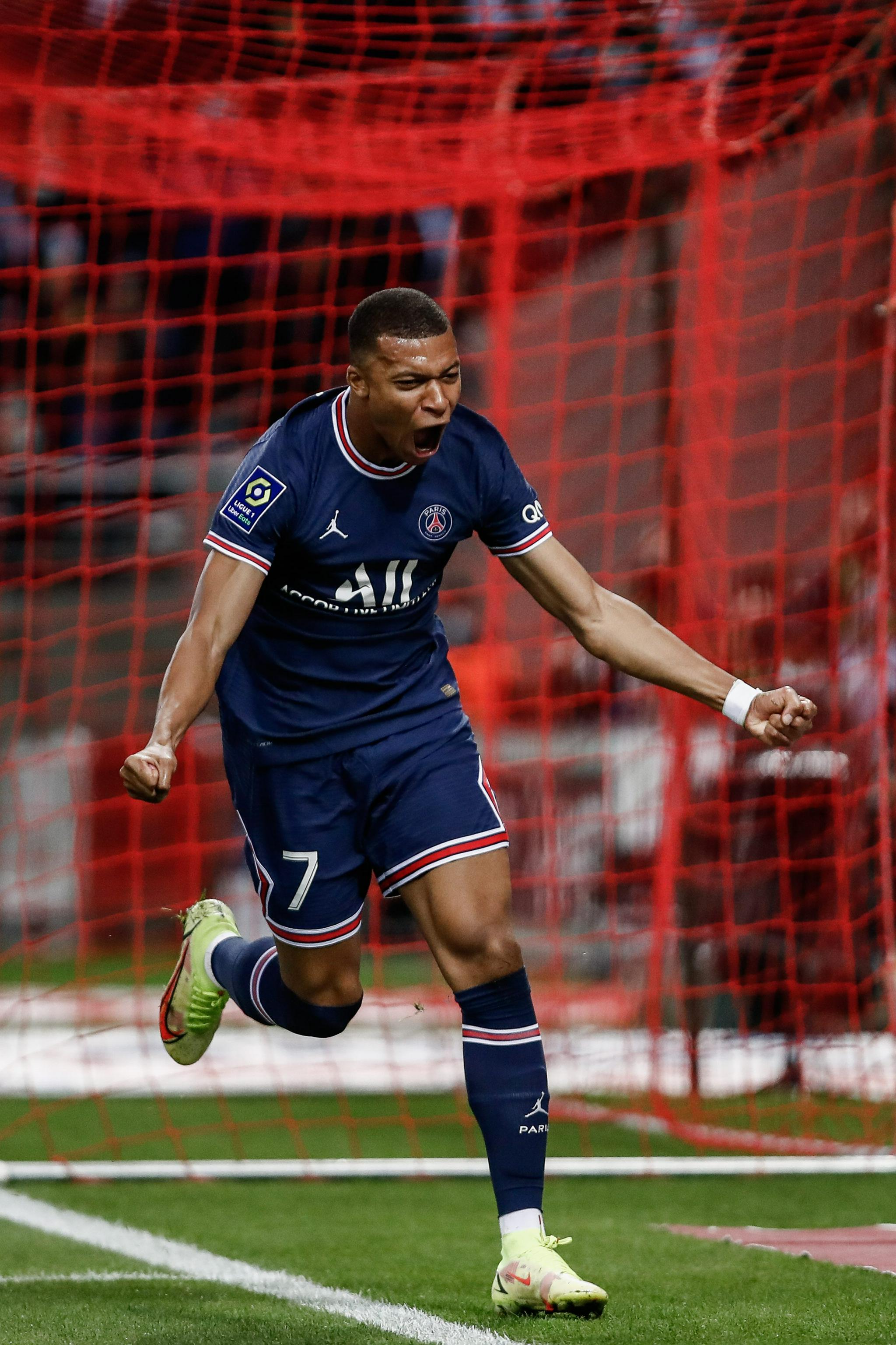 记者：巴洛特利与达曼协作的传闻不实，没有球队有意签下他（记者：巴洛特利与达曼合作传闻不实，暂无球队有意引进他）