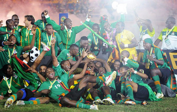 调皮二娃上线，穆勒庆祝夺冠时和25号队友高尔德顶牛假装受伤（穆勒夺冠庆祝又整活，与25号队友高尔德顶头后夸张装伤）