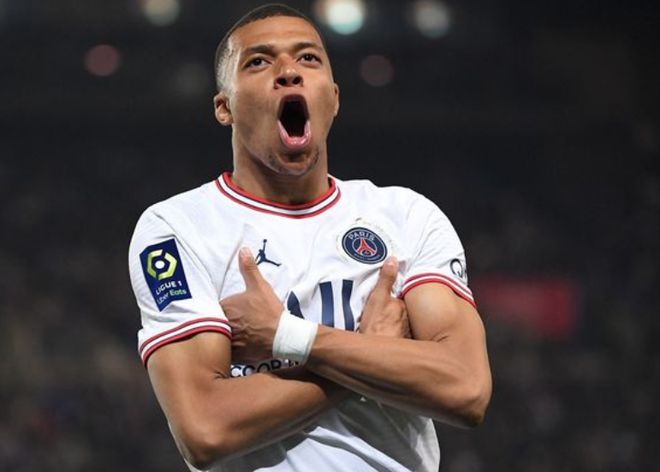 差点装大了！赞比亚锋霸绝平马里后空翻庆祝，颈部着地吓出冷汗（惊险一幕！赞比亚前锋绝平马里后空翻失误，颈部着地险些受伤）