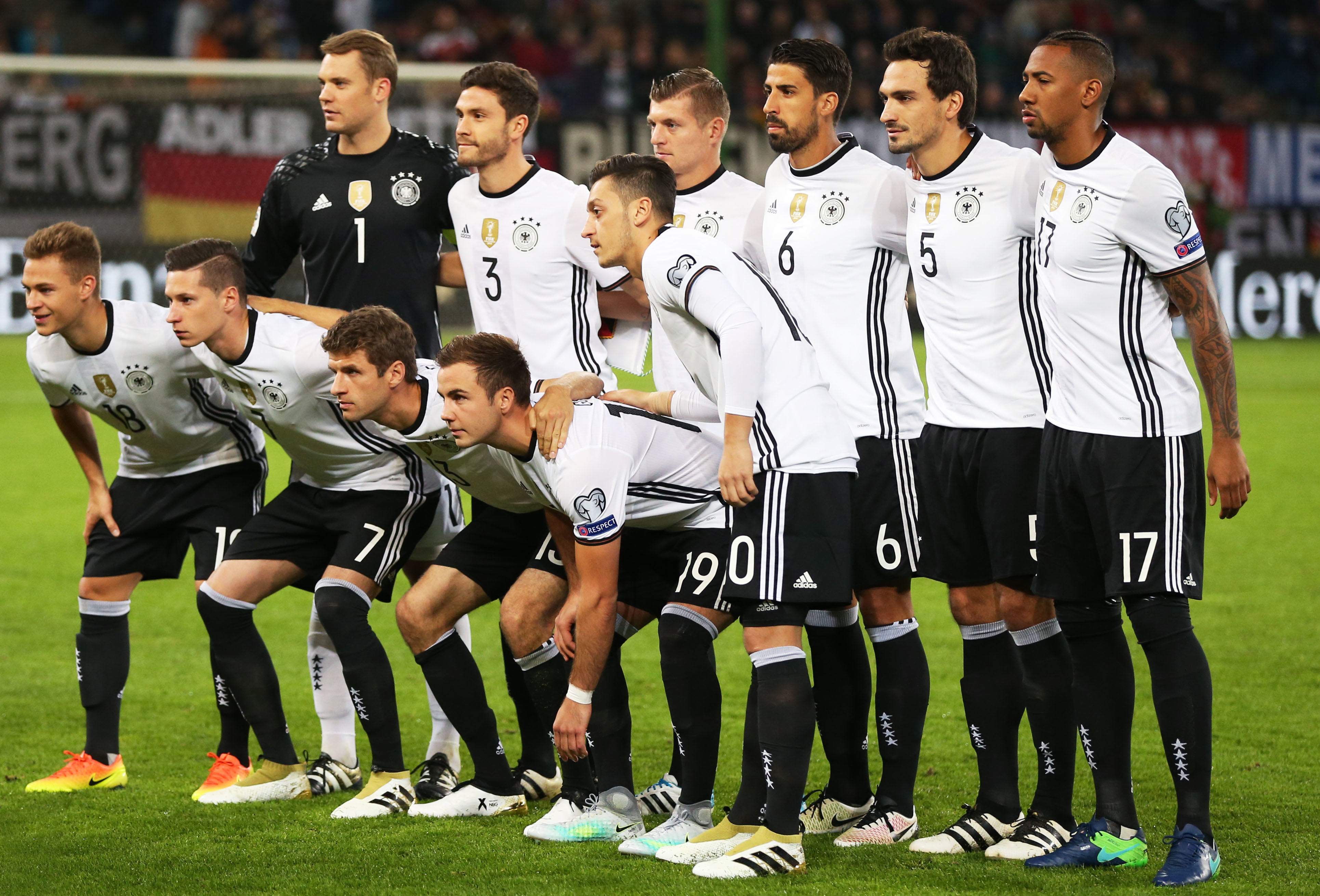 暖心！威廉二世通过出售袜子，邀请超350名孤独青少年现场观赛（暖心之举：威廉二世卖袜筹资邀350多名孤独青少年现场观赛）