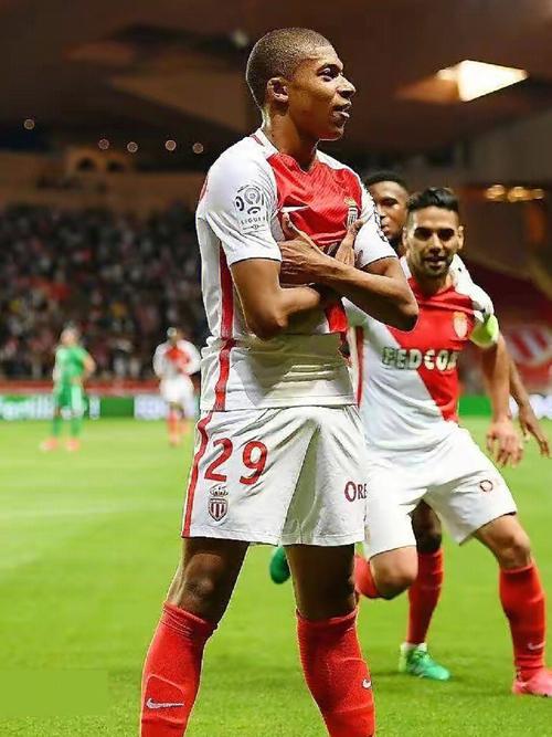 利物浦欧冠小组／联赛阶段近22场主场赢下20场，且近12场全胜（利物浦欧冠小组赛与联赛近22个主场20胜，主场豪取12连胜）