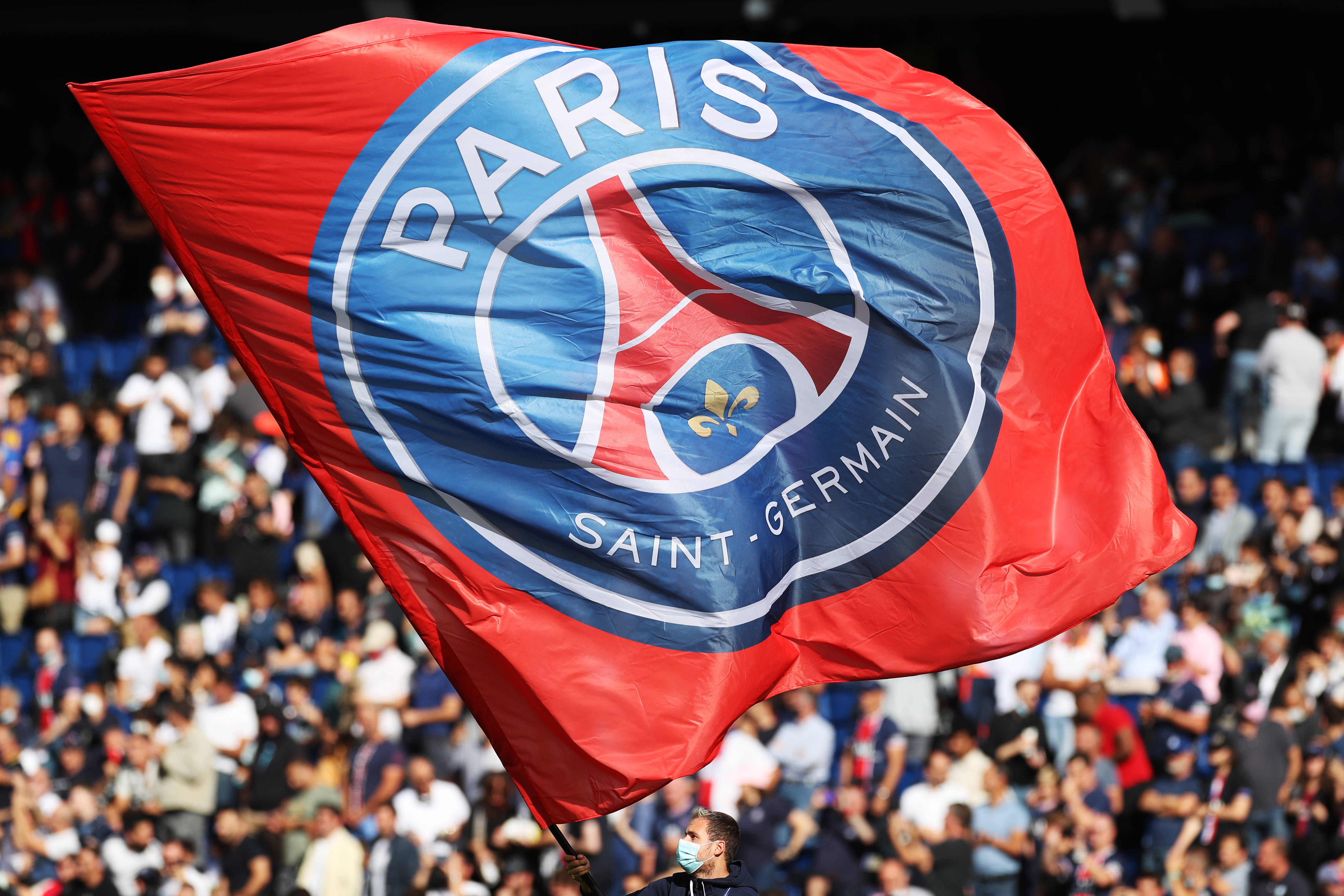 前锋远射破门，比分被重新点燃（锋线远程发炮破门，战局重燃）