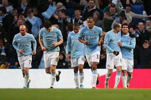 传奇奥斯卡满血复活看海港亚冠 球迷喊队危 ！速归！（奥斯卡状态回勇现身海港亚冠，球迷高呼：球队告急，尽快回归！）